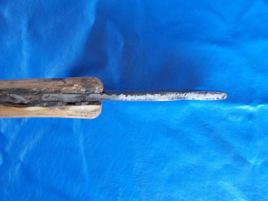 Огромен стар кован сатър