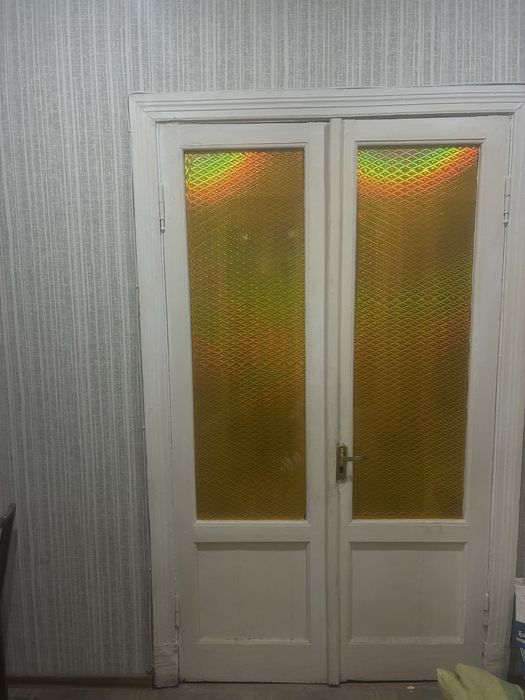 Продаются двери деревянные 8шт.