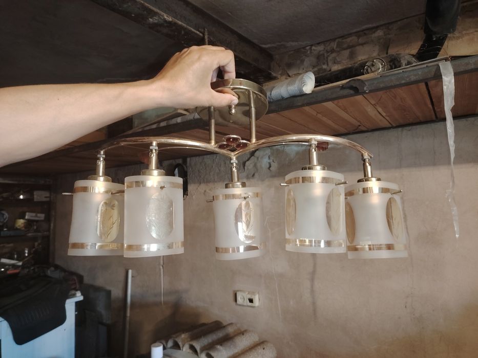 Продам люстру в хорошем состоянии