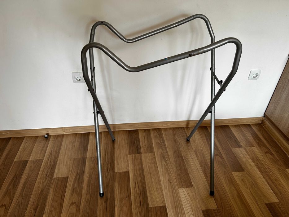 Продавам стойка за бебешко корито