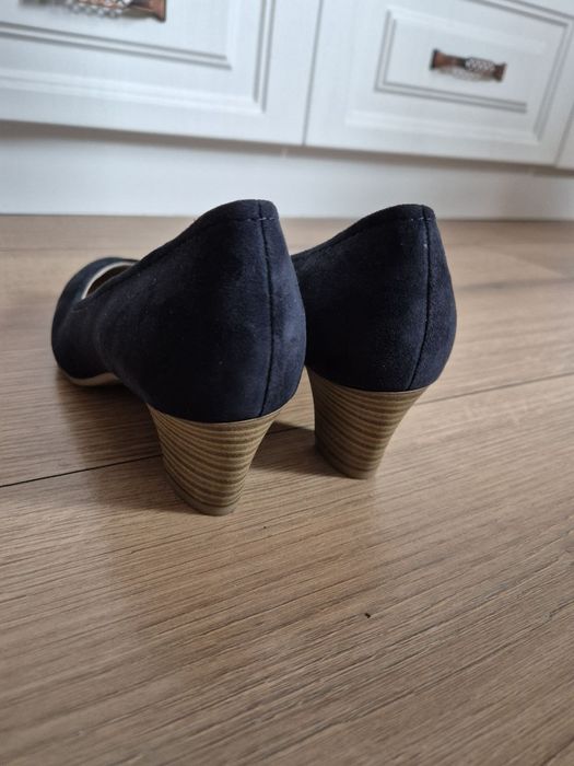 Велурени   обувки  .