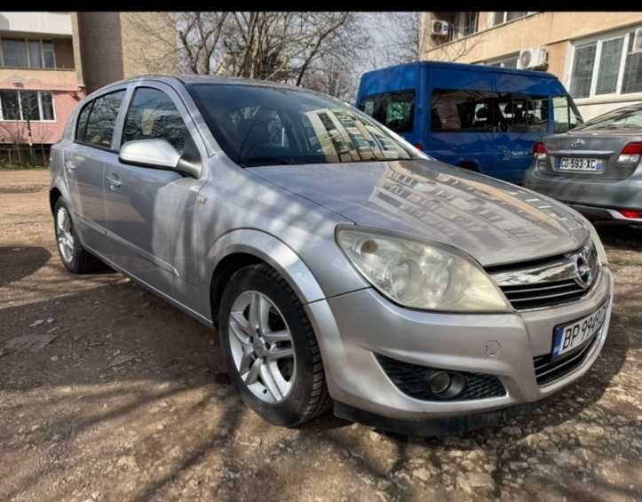 Продавам лек автомобил