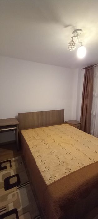 O camera de inchiriat în apartament de 3 camere decomandat