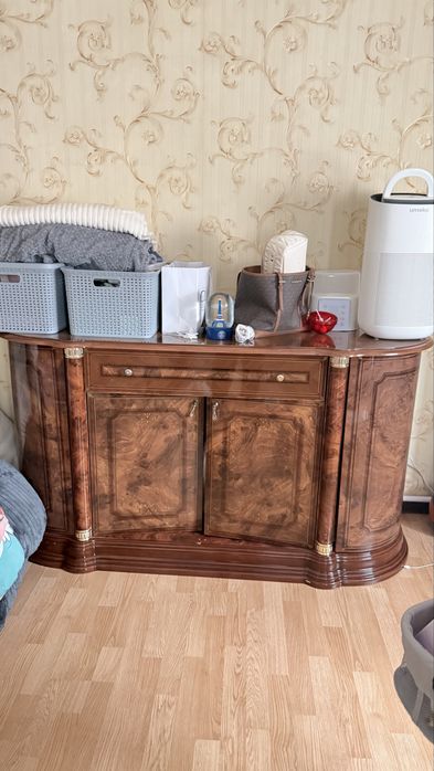 Продается класический комлект из шкафов в гостинную/зал