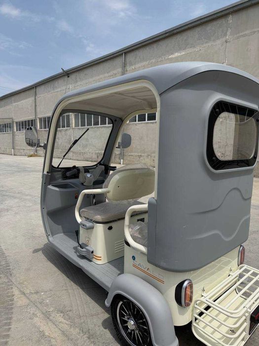 yopiq kabinali uch g‘ildirakli elektr Skuter