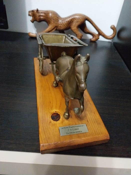 Trăsură cu cal bronz