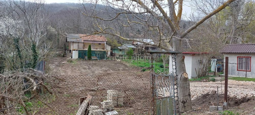 Къща с голям двор (за реновиране) - на 2.5 км от центъра на Балчик