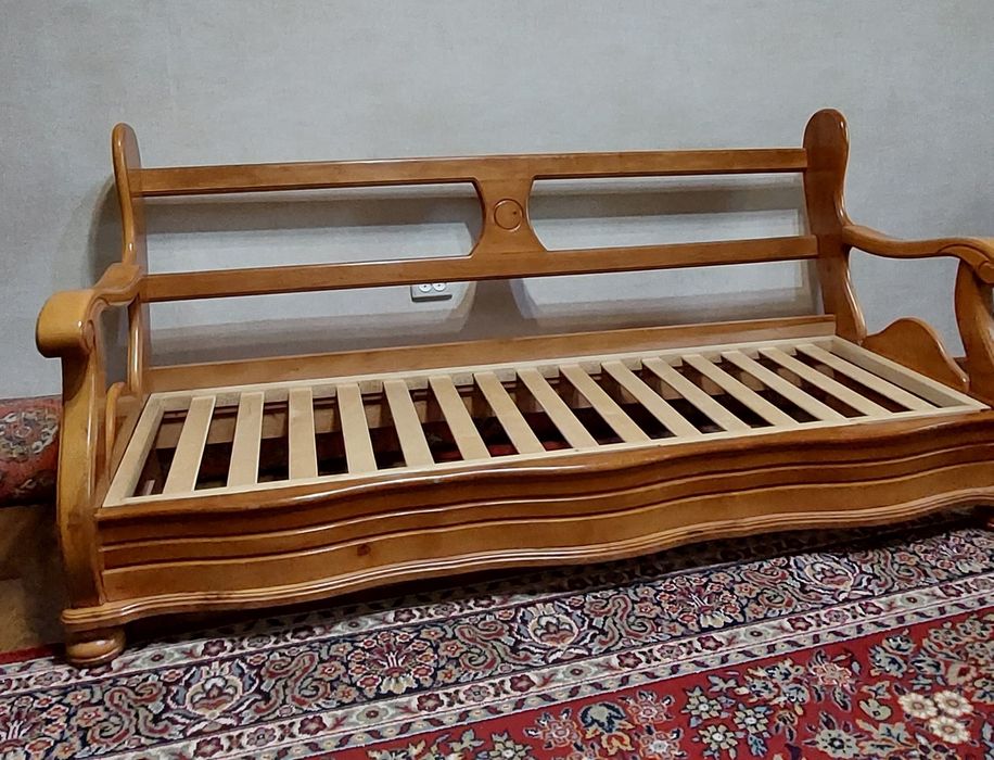 Срочно! Продаются 2 б/у дивана, натур. Дерево. Ковер в подарок
Хорошее