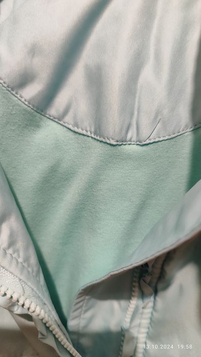 Три курточки демисезонные для девочки. Рост 134..