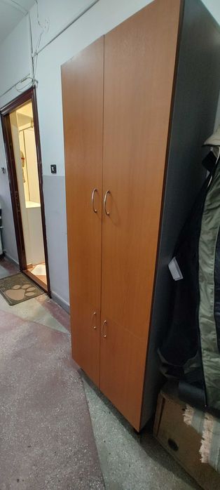 De vânzare dulap cu polite