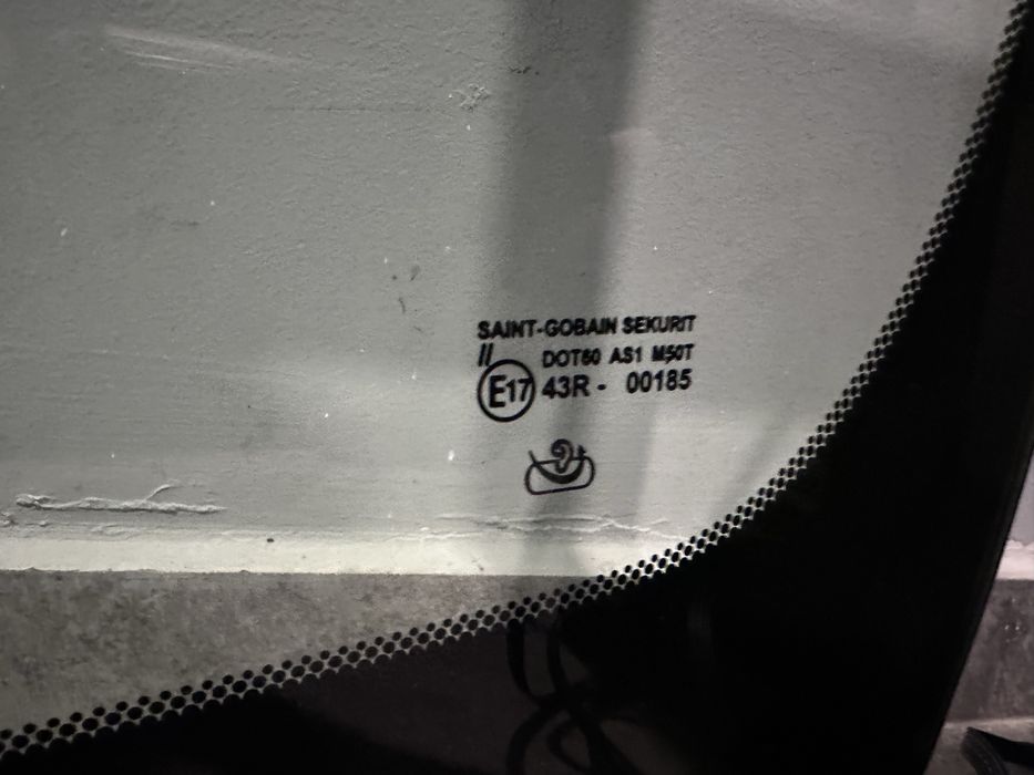 Предно стъкло за Тойота Авенсис Т27 2010г.