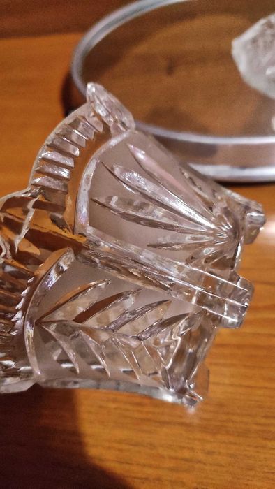 Захарница/бонбониера от стъкло с матирани елементи