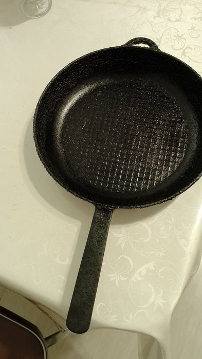 Продам чугунную сковороду. Адрес 12 мкр.