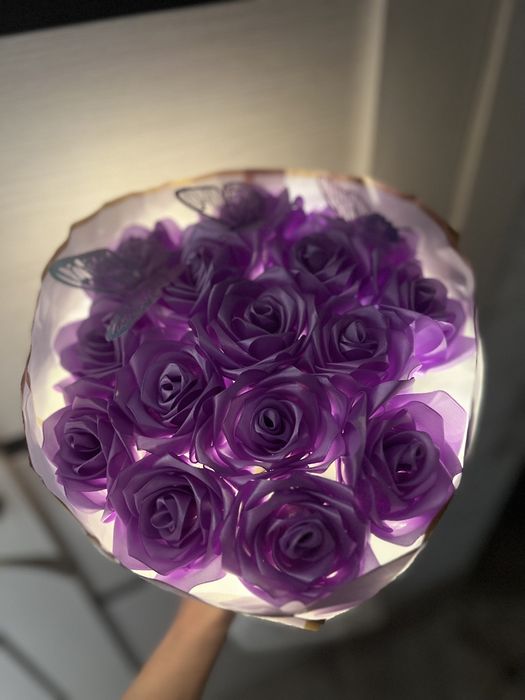 Букет из атласных роз светящиеся