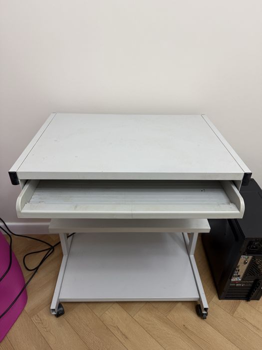 Компьютерный стол на колёсиках