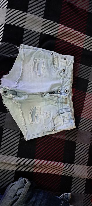 Blugi scurți noi cu eticheta Bershka, Nike și Zata