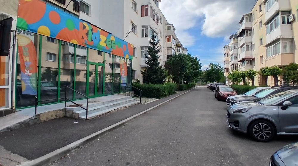 Spațiu comercial 115 m2 utili central vitrina 10 m trifazic rampa acces incarcare marfă spate