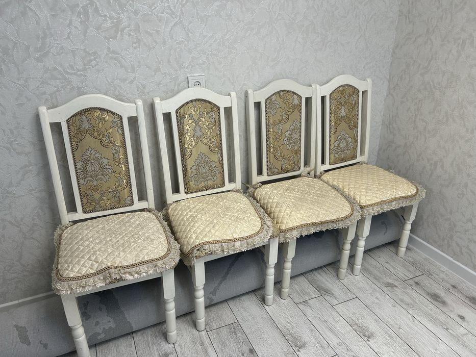 Продаются стулья — 8 штук.