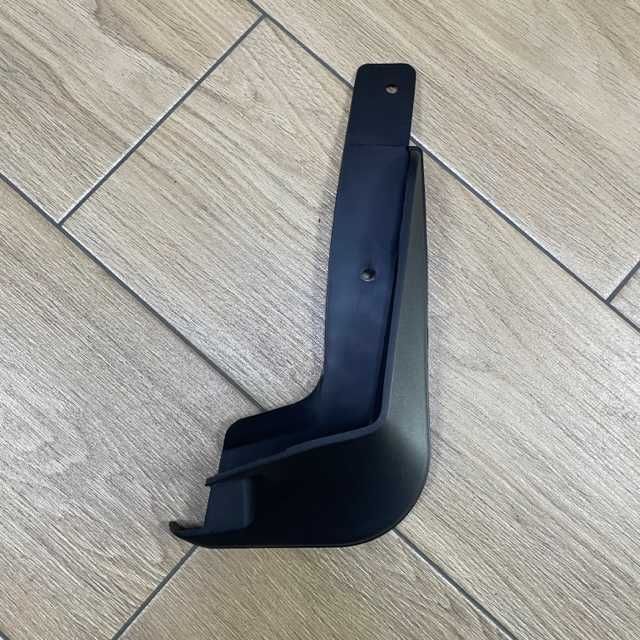 Брызговик на Toyota Corolla E-140, Е-150, E-180, E-185