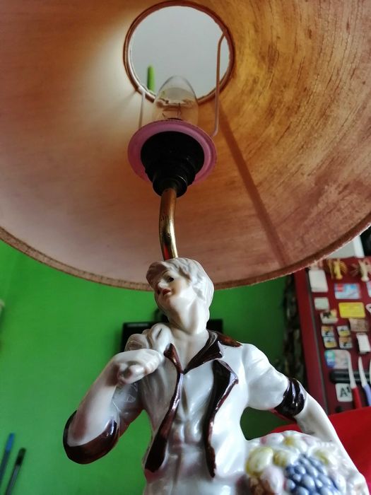 Френска Настолна Лампа  с Порцеланова Фигура