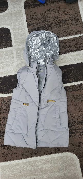 Продам жилетку на девочку