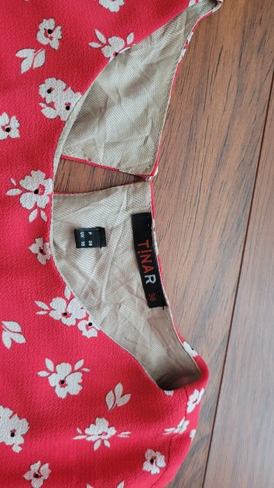 Rochie roșie, Tina R