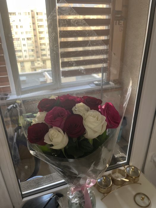 Цветы гортензия и розы