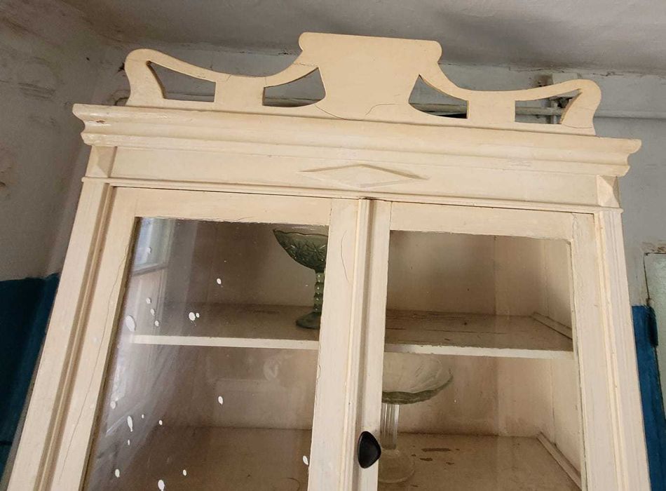 Продаю белый б/у старинный буфет