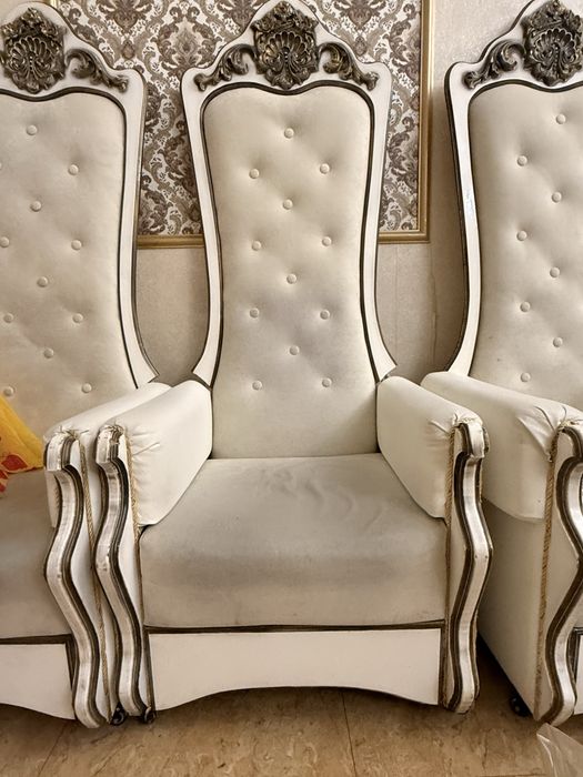 Продам троны, шкаф и стол