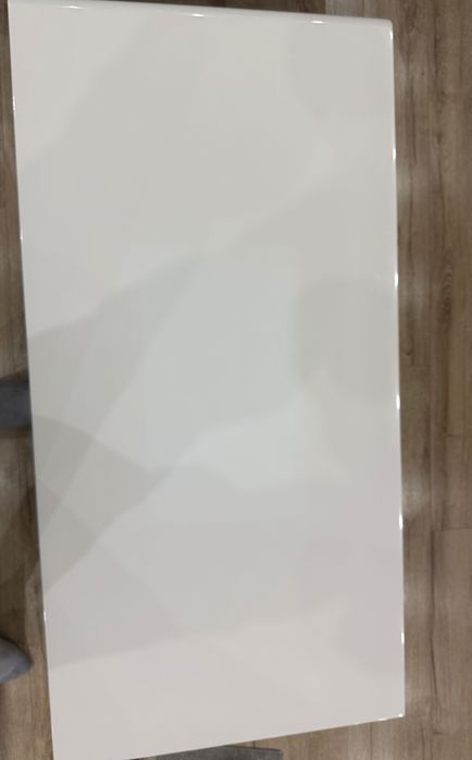 Продавам холна маса МДФ със забележки по повърхността