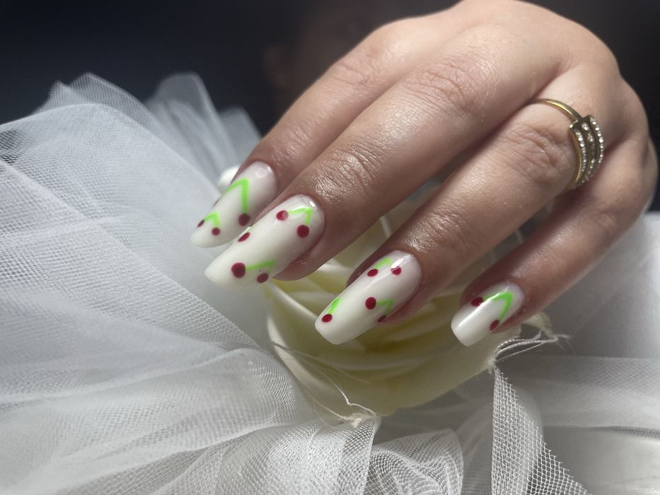 Realizez manichiura-pedichiura  gel și semi