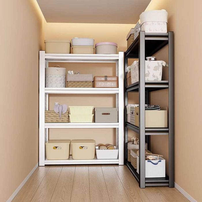 Металлический стеллаж с полками для хранения вещей и инструментов есть