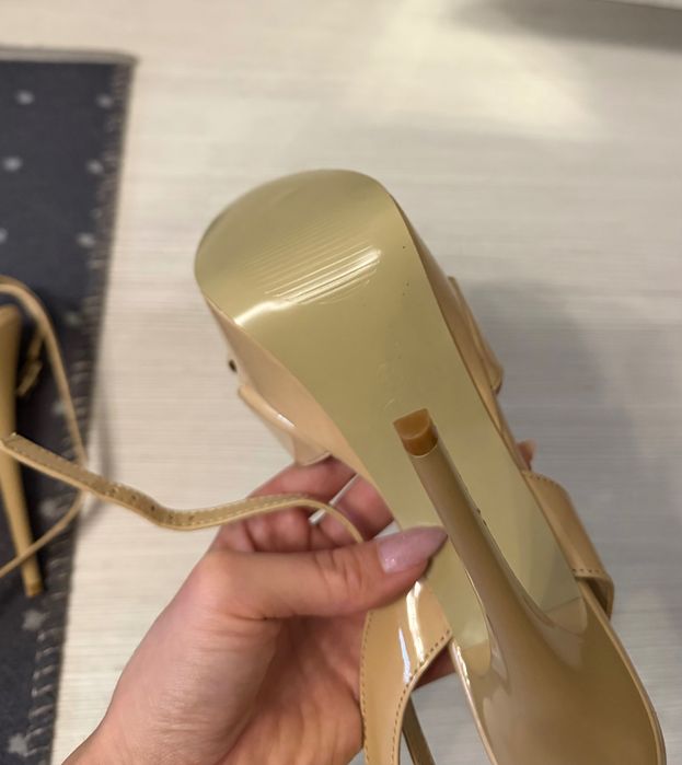 Дамски бежови токчета с платформа тип сандал