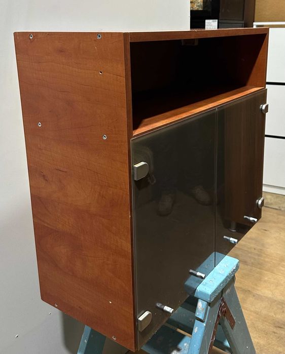 Dulap suspendat cu usi de sticla; Corp solid de perete cu vitrina