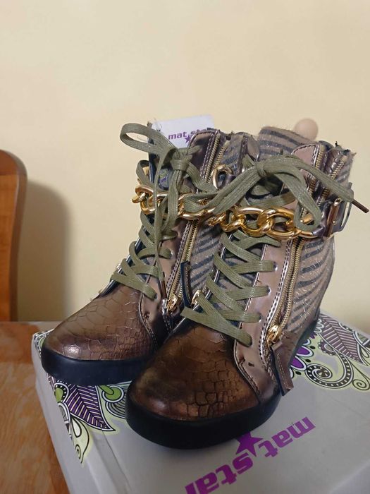 Дамски обувки на платформа