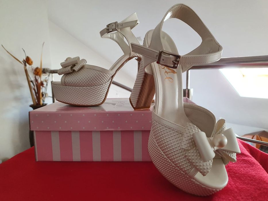 Sandale mireasa alb cu perla toc si platforma 12 cm