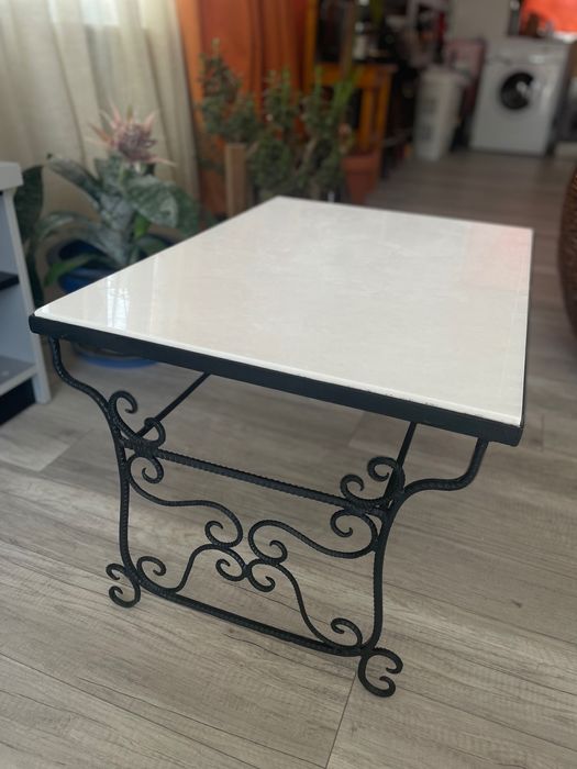 Masā din fier forjat si blat de marmurā lucratā manual