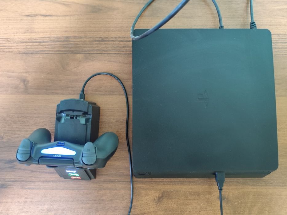 Продам приставку PS4