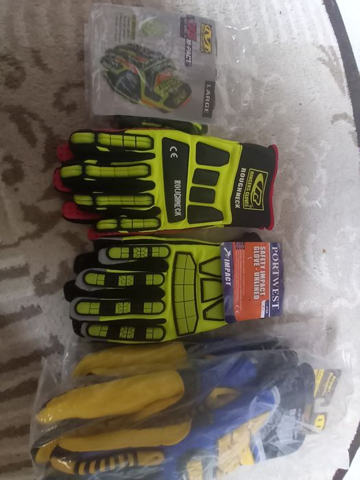 Продам перчатки и дождевик