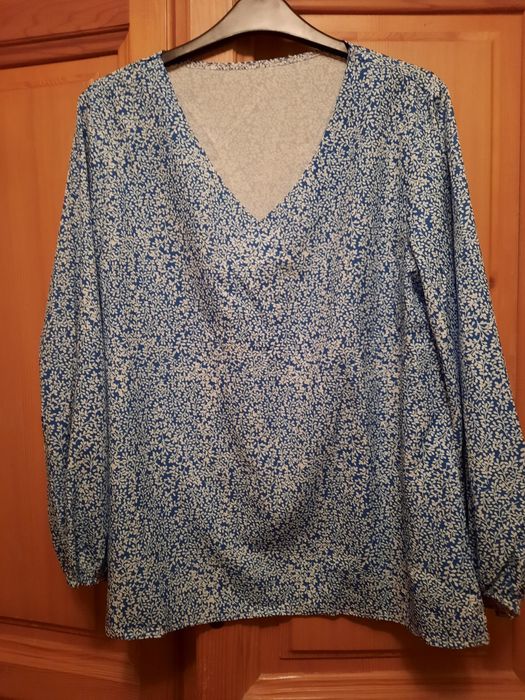 Bluza albastra cu mici flori albe mărimea L