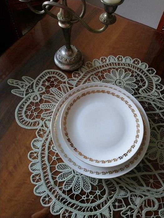 2 seturi de cate 6 farfurii  si un platou,  Cehoslovacia,