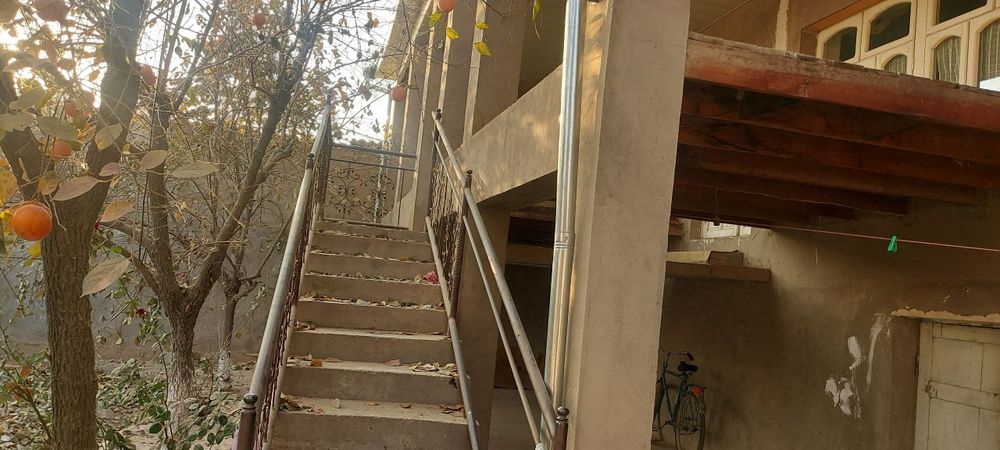 7 xona, 1 ta garaj, 2 ta podvol, 2 etajli yashab turilgan uy. 10 sotix