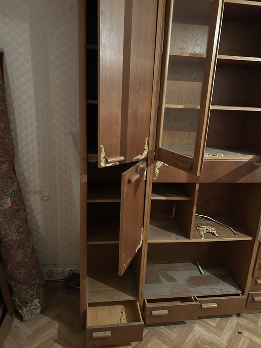 Продам стенку, шкаф, столы, бар