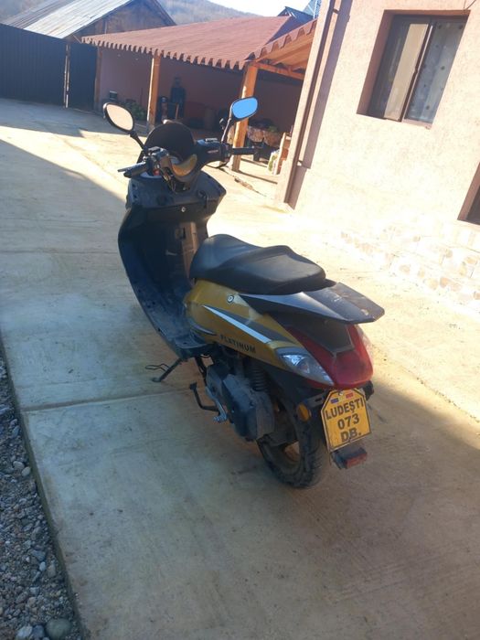 Vând scuter de 49 CC cu toate actele pentru înmatriculare ofer fiscal