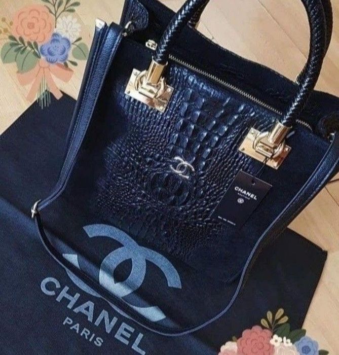 Geanta piele naturala, insertii model croco si piele întoarsă, curea detasabila umăr, logo metalic, saculet, etichetă
