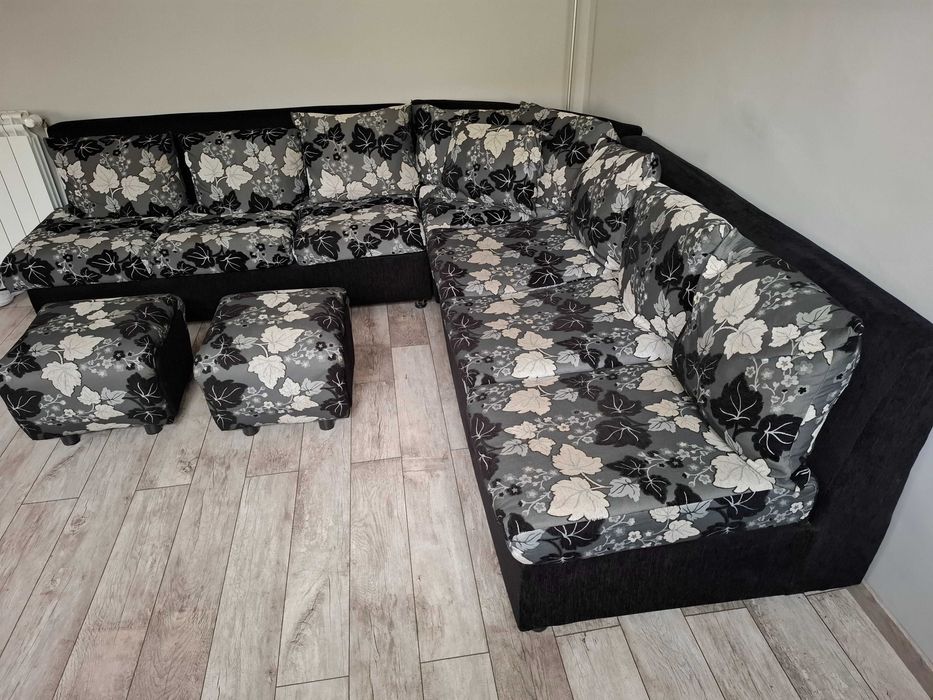 Продавам ъглов диван и 2 табуретки