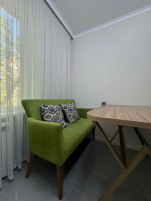 Кухонный стол с диванами