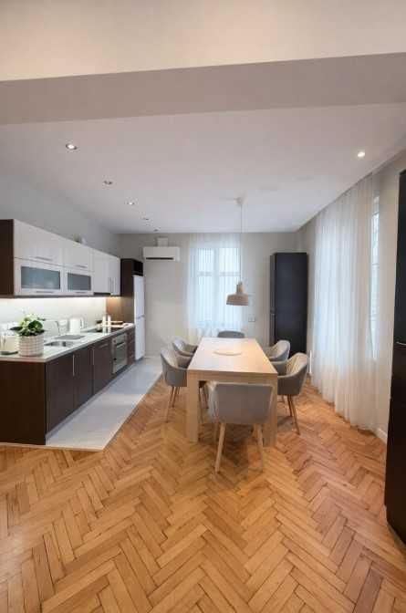 Дава се под наем Тристаен апартамент в София, Яворов - 125 кв.м за 1295.4 € - Снимка #1