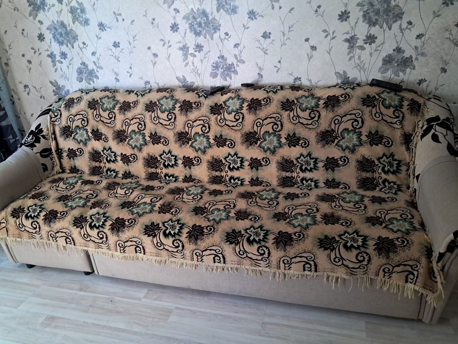 Продам диван с двумя креслами