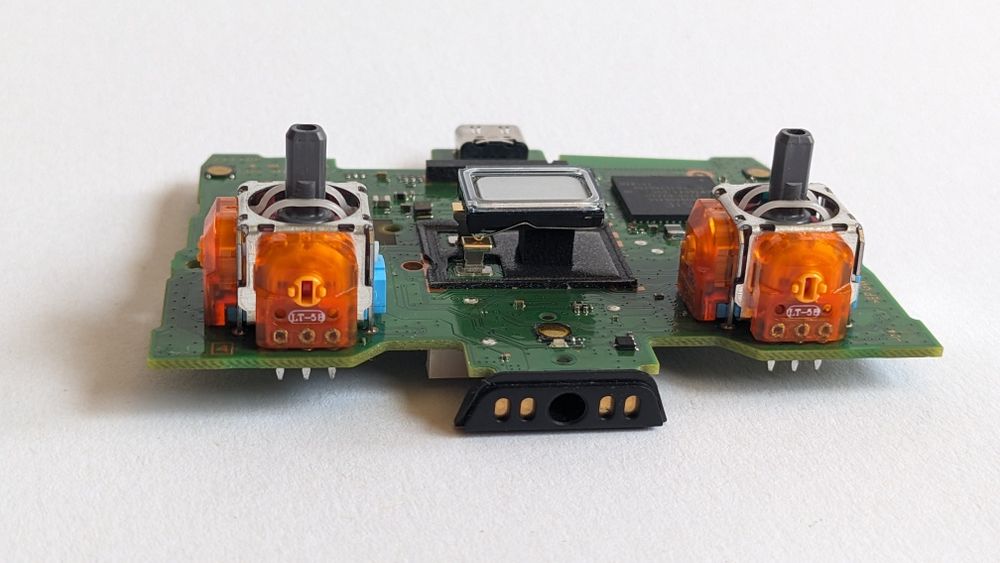 Продавам контролер DualSense за PS5 с TMR стикове.